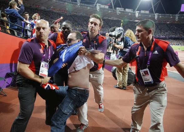 Un bărbat beat a aruncat o sticlă, pe pista de 100 m, înaintea finalei câştigate de Usain Bolt la Jocurile Olimpice de la Londra (GALERIE FOTO)