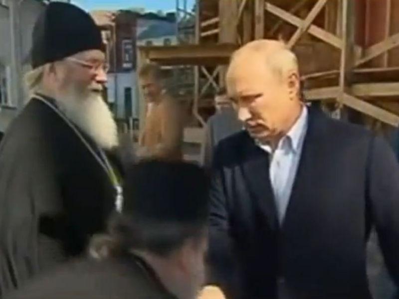 (VIDEO) Ce reacţie are Vladimir Putin când un preot vrea să-i pupe mâna