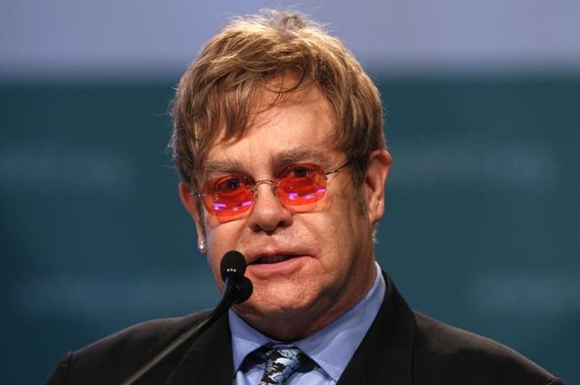 Elton John dă în judecată publicaţia The Times