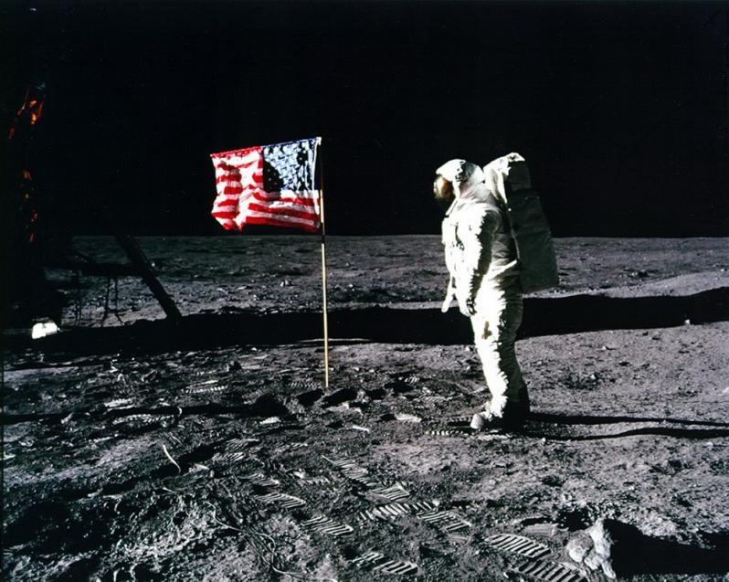 Neil Armstrong, primul om care a păşit pe Lună, a suferit o intervenţie cirurgicală 15790035