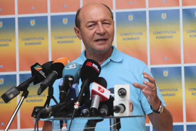 Băsescu, din garaj: "USL nu mai are limite. Atacurile la CC sunt inutile şi şubrezesc instituţia"