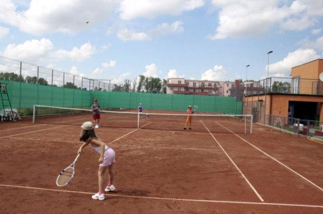 Copiii unor milionari americani se antrenează la tenis, la o bază construită pe terenul unui fost IAS părăsit