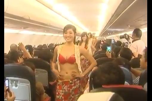 Dansuri hawaiene la bordul avionului. Vezi ce amendă a primit compania care a organizat zborul (VIDEO)