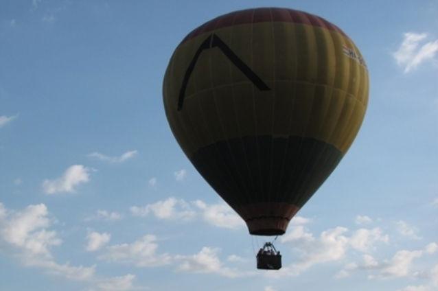 Doi spanioli în expediţie cu un balon cu aer cald - ajutaţi de poliţiştii de frontieră, după o aterizare forţată în Caraş