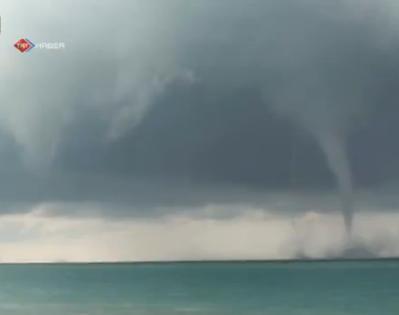 Incredibil! Patru tornade au lovit simultan în apropierea ţărmului Mării Negre, îngrozind turiştii (VIDEO)