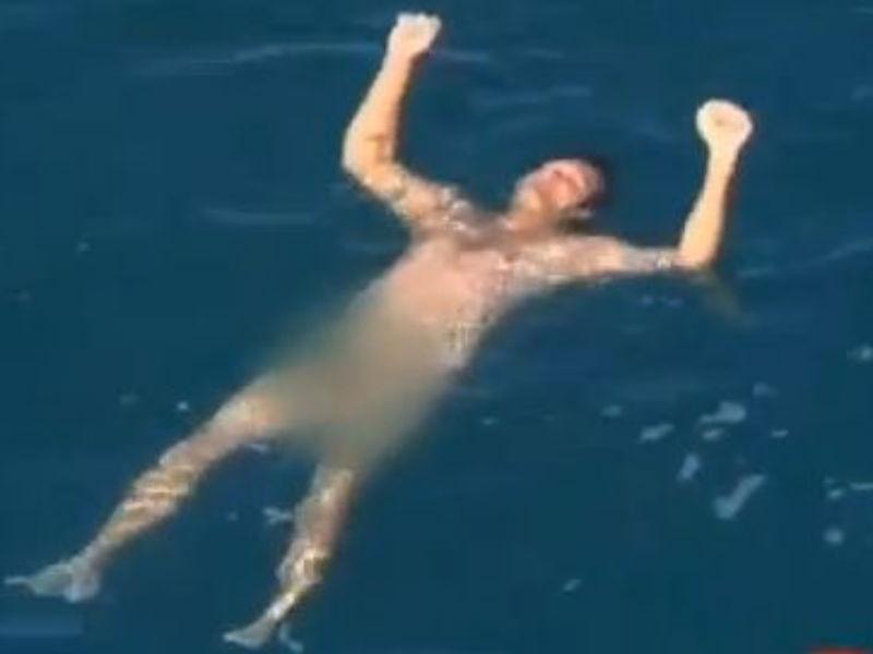 (VIDEO) Un bărbat care a plutit 20 de ore în ocean, salvat chiar înainte să fie abordat de un rechin