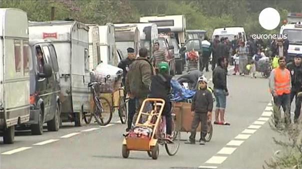 Deportarea ţiganilor din Franţa continuă în regimul Hollande. 240 de ţigani au primit câte 300 de euro ca să zboare în România (VIDEO)