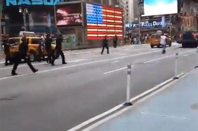 (VIDEO) Poliţiştii au tras 12 focuri într-un bărbat care se plimba cu un cuţit în mână, prin New York