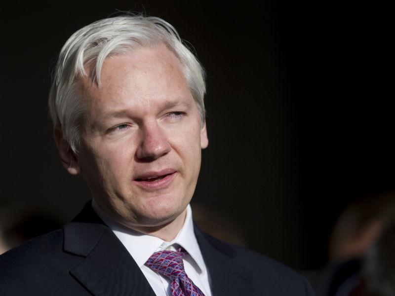 Ecuadorul va accepta cererea de azil a lui Julian Assange