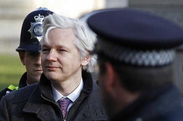 Julian Assange a obţinut azil politic din partea Ecuadorului dar nu poate ieşi din ambasada ecuadoriană de la Londra
