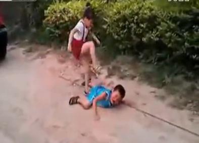 Imagini incredibile: Un tată îşi chinuie copiii, punându-i să se bată pe viaţă şi pe moarte (VIDEO)