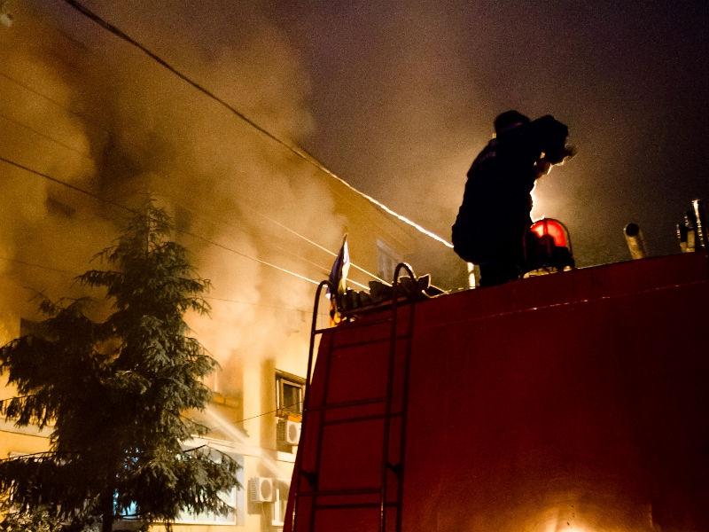 Incendiu la Direcţia Finanţelor Olt. Un angajat rămas blocat într-un birou fiind salvat de pompieri