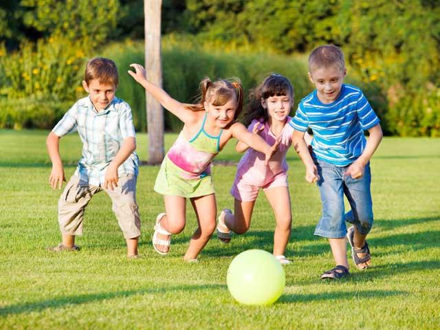 Jocul în aer liber îi fereşte pe copii de miopie
