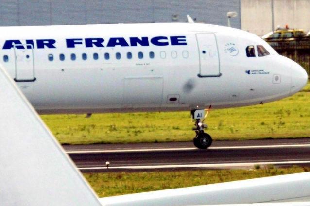 Pasagerii unui avion Air France, rugaţi să facă chetă pentru alimentarea cu carburant, la Damasc