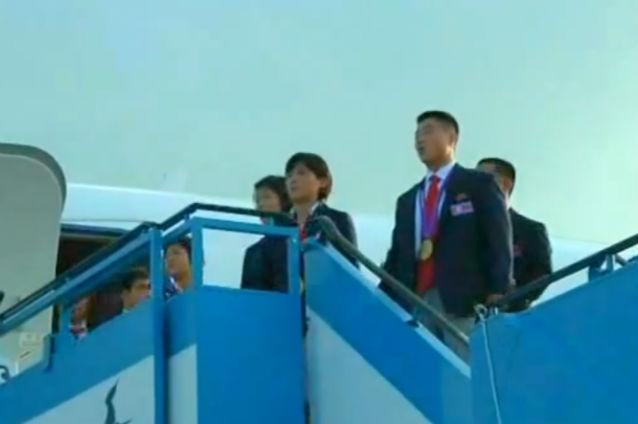 VIDEO: Cum au fost primiţi sportivii nord-coreeni când s-au întors în ţară de la Olimpiadă