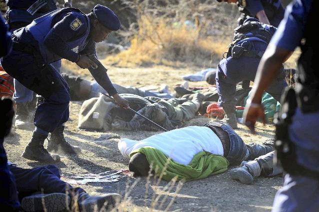 (VIDEO) Peste 30 de mineri sud-africani ucişi în timpul unei greve în care poliţia a deschis focul