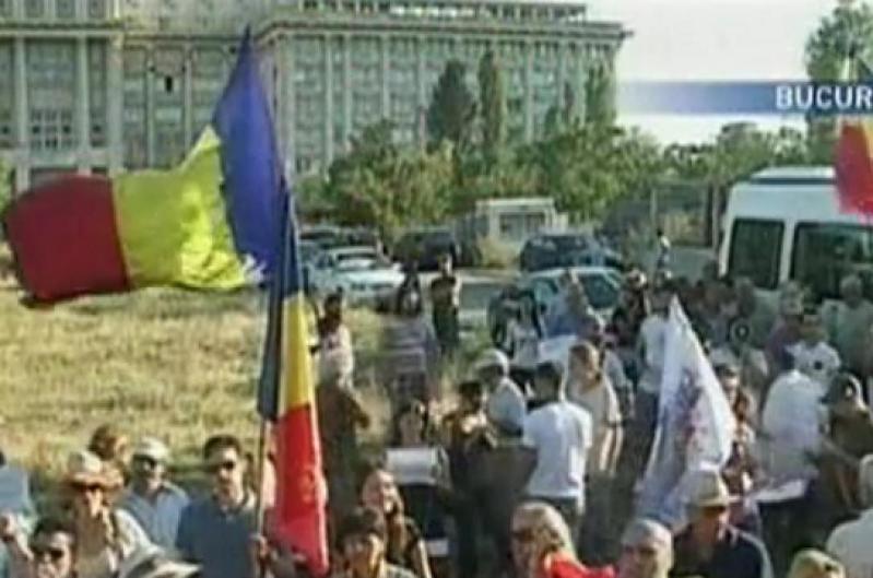 Protest în faţa CCR: Oamenii cer judecătorilor să valideze referendumul din 29 iulie (VIDEO)