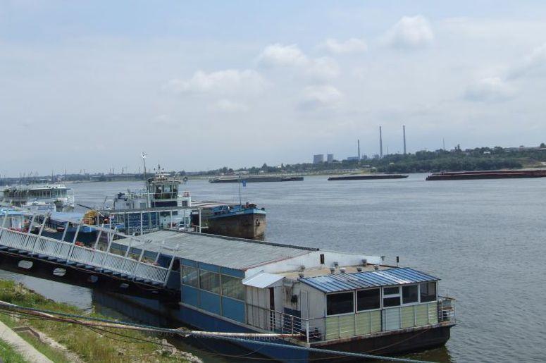 Convoi de barje, eşuat pe Dunăre, în apropiere de Calafat. Circulaţia este îngreunată din cauza cotelor scăzute ale fluviului