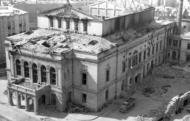 68 de ani de când Teatrul cel Mare a fost bombardat din greşeală