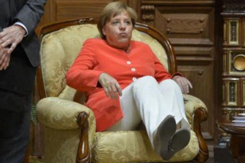 Angela Merkel, "prăbuşire" spectaculoasă în fotoliul preşedintelui moldovean! (VIDEO)