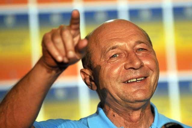 Traian Băsescu chefuieşte într-un restaurant din Constanţa. Vezi în compania cui