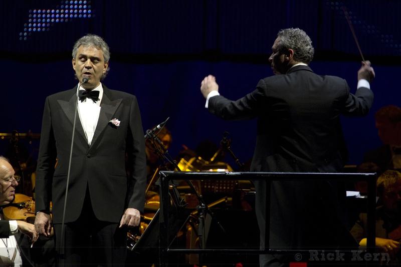 Cel mai îndrăgit tenor din lume, la Bucureşti. Andrea Bocelli va cânta pe 10 mai 2013 în Piaţa Constituţiei