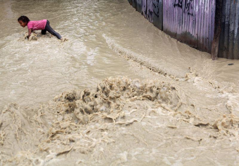 Furtuna tropicală Isaac se transformă astăzi în uragan şi ameninţă Florida. Statul american a declarat stare de urgenţă (VIDEO) 16644069
