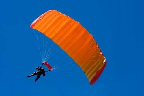 La un pas de tragedie: primul salt cu paraşuta executat de o adolescentă s-a încheiat între...blocuri