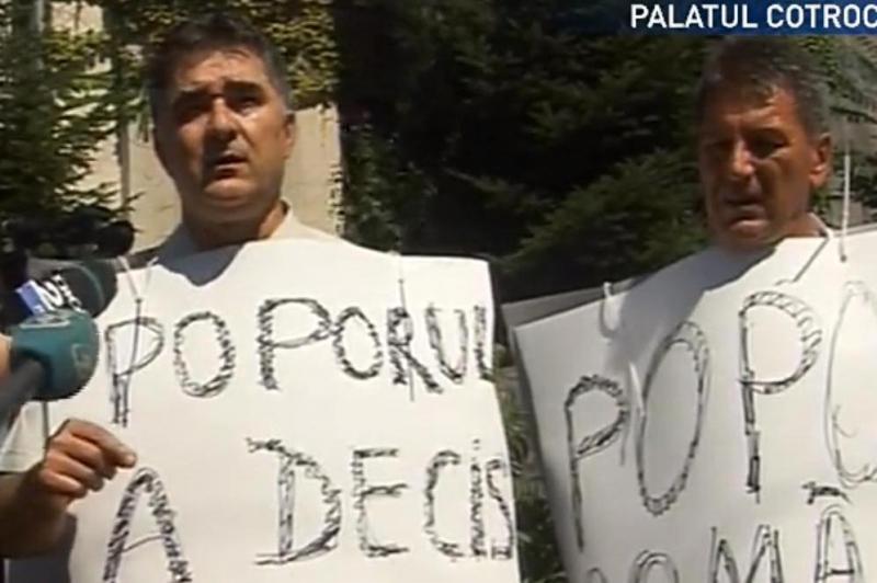 Senatorul Ioan Ghişe protestează în faţa Palatului Cotroceni: "Poporul a decis, Băsescu e demis!"