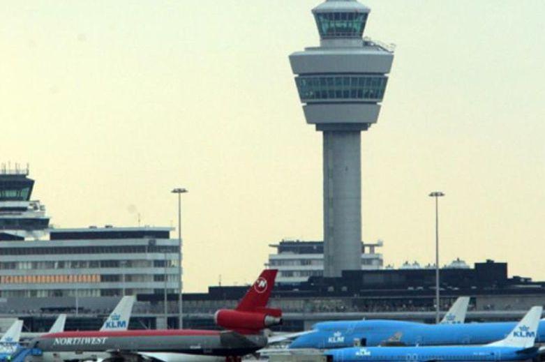 Alarmă falsă cu luare de ostatici la bordul unei curse spre Amsterdam. Aeronava, escortată de avioane de luptă F16