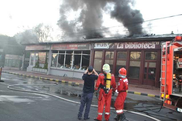 Incendiu devastator în Suceava: Două restaurante din centrul civic al oraşului s-au făcut scrum