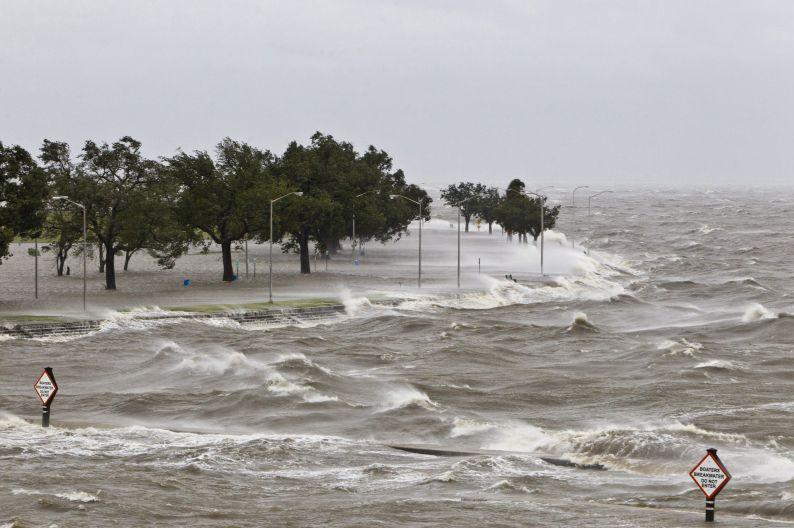Uraganul Isaac a lovit Louisiana. Urmează New Orleans, la exact 7 ani de când Katrina a devastat regiunea - Vezi imagini din satelit