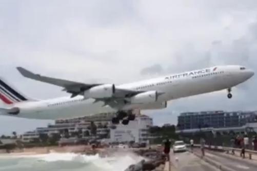 Imagini incredibile! O aeronavă Air France a fost la un pas de a rata aterizarea (VIDEO)