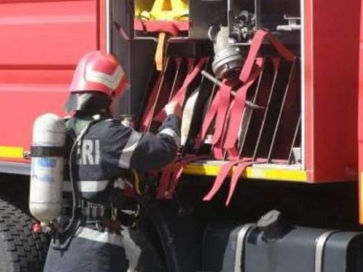 Pericol de explozie la Drăgăşani, unde o maşină a rupt o pompă dintr-o benzinărie
