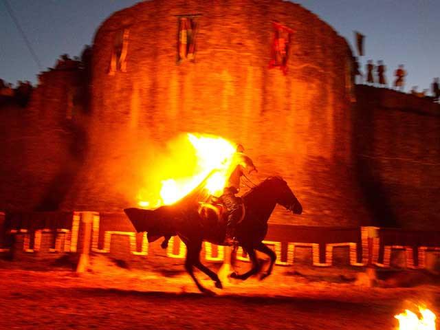 Turniruri, spectacole cu foc şi acrobaţii cu cai în Cetatea de Scaun din Suceava