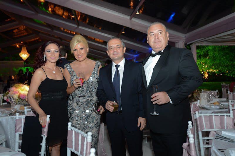 Elena Udrea ne arată fotografii de la nunta Elenei Băsescu. BOC şi COCOŞ, umăr lângă umăr (GALERIE FOTO) 17037301