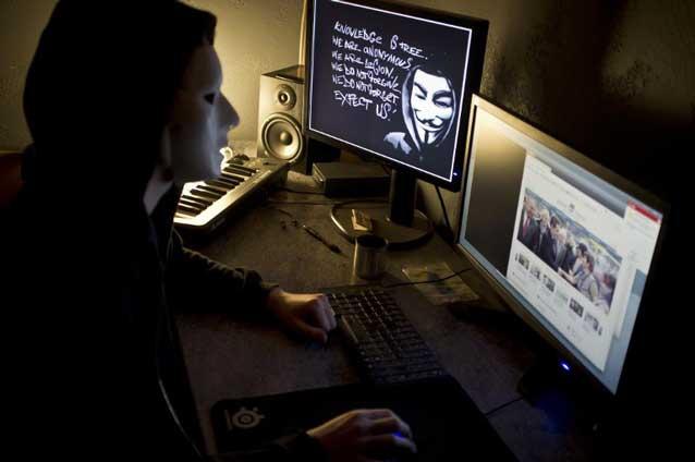 Hackerii i-au spart conturile de mail ucigaşului norvegian Breivik. Un jurnalist a adunat mesajele într-o carte