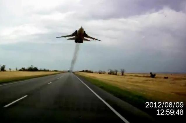 Se întâmplă în Rusia: Avion de luptă rusesc, la câţiva metri deasupra maşinilor, pe un drum public (VIDEO)