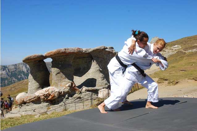 Vicecampioana olimpică Alina Dumitru a făcut o demonstraţie de judo la Vârful Babele