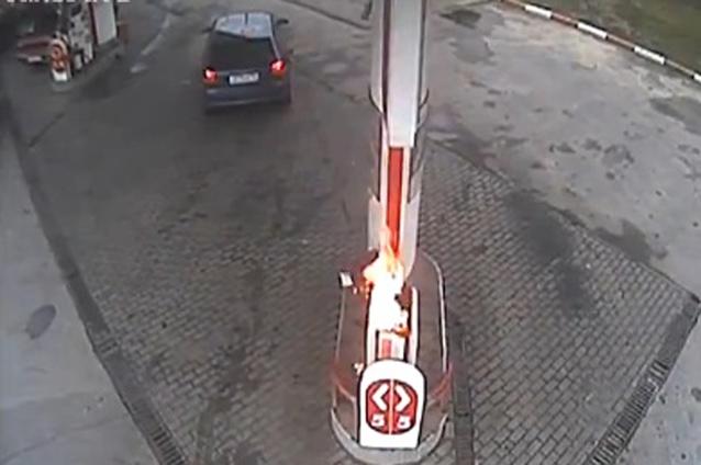 VIDEO O şoferiţă neatentă reuşeşte să dea foc la o benzinărie