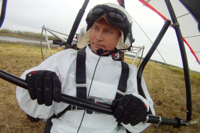 VIDEO: Putin a zburat cu deltaplanul alături de un stol de cocori siberieni