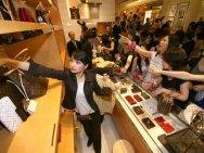 Chinezii cumpără un sfert din produsele de lux la nivel mondial