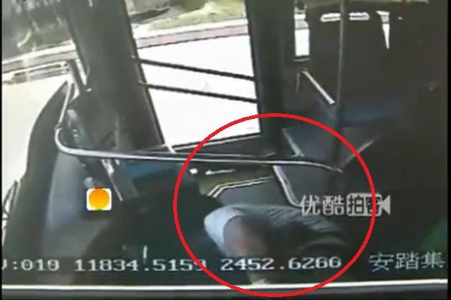 Imagini incredible: Şoferul unui autobuz moare la volan. Vezi ce fac pasagerii