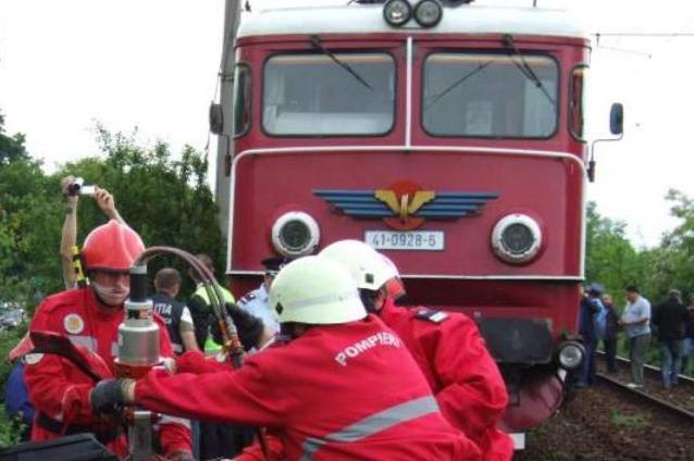 Tragedie în Covasna: Opt persoane au murit după ce un tractor cu remorcă a fost lovit de un tren de călători