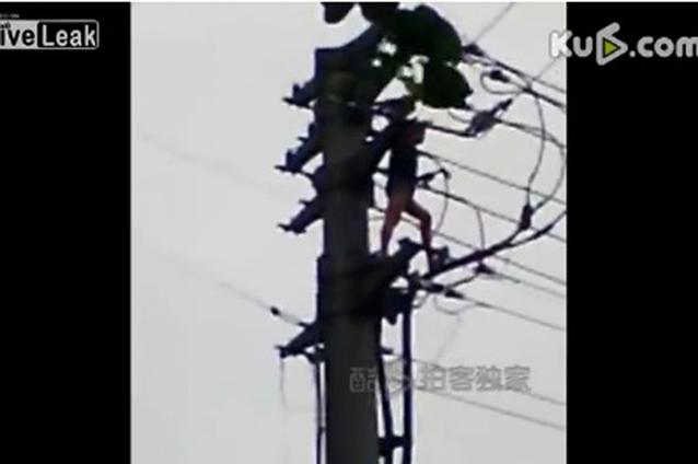 (VIDEO) Sfârşit tragic pentru un bărbat care protesta pe un stâlp electric
