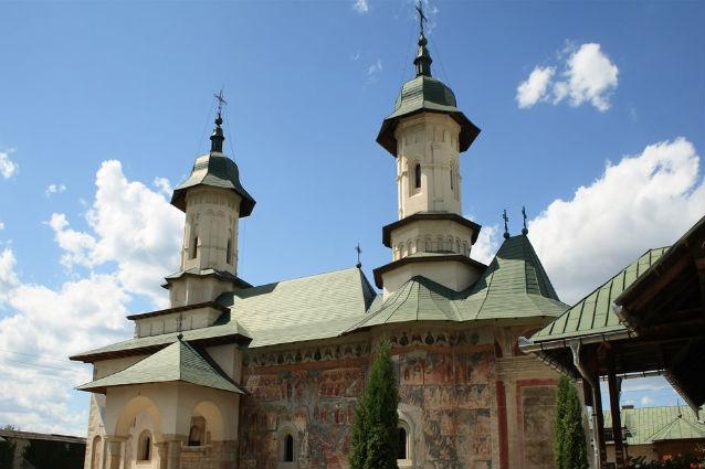 Enoriaşii, invitaţi să dea "like" mănăstirilor din Bucovina