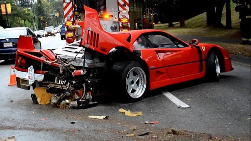 Ferrari F40 distrus într-un accident pe ploaie