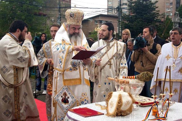 Patriarhul Daniel a leşinat în timpul slujbei de sfinţire a unei biserici, la Mizil