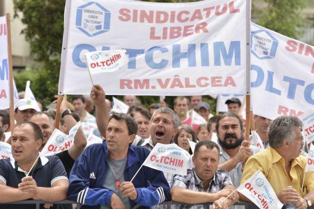 Noi proteste la Oltchim: Angajaţii cer demisia liderului sindical