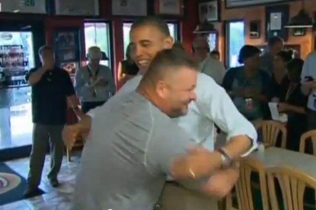 VIDEO: Barack Obama, luat în braţe de proprietarul unei pizzerii